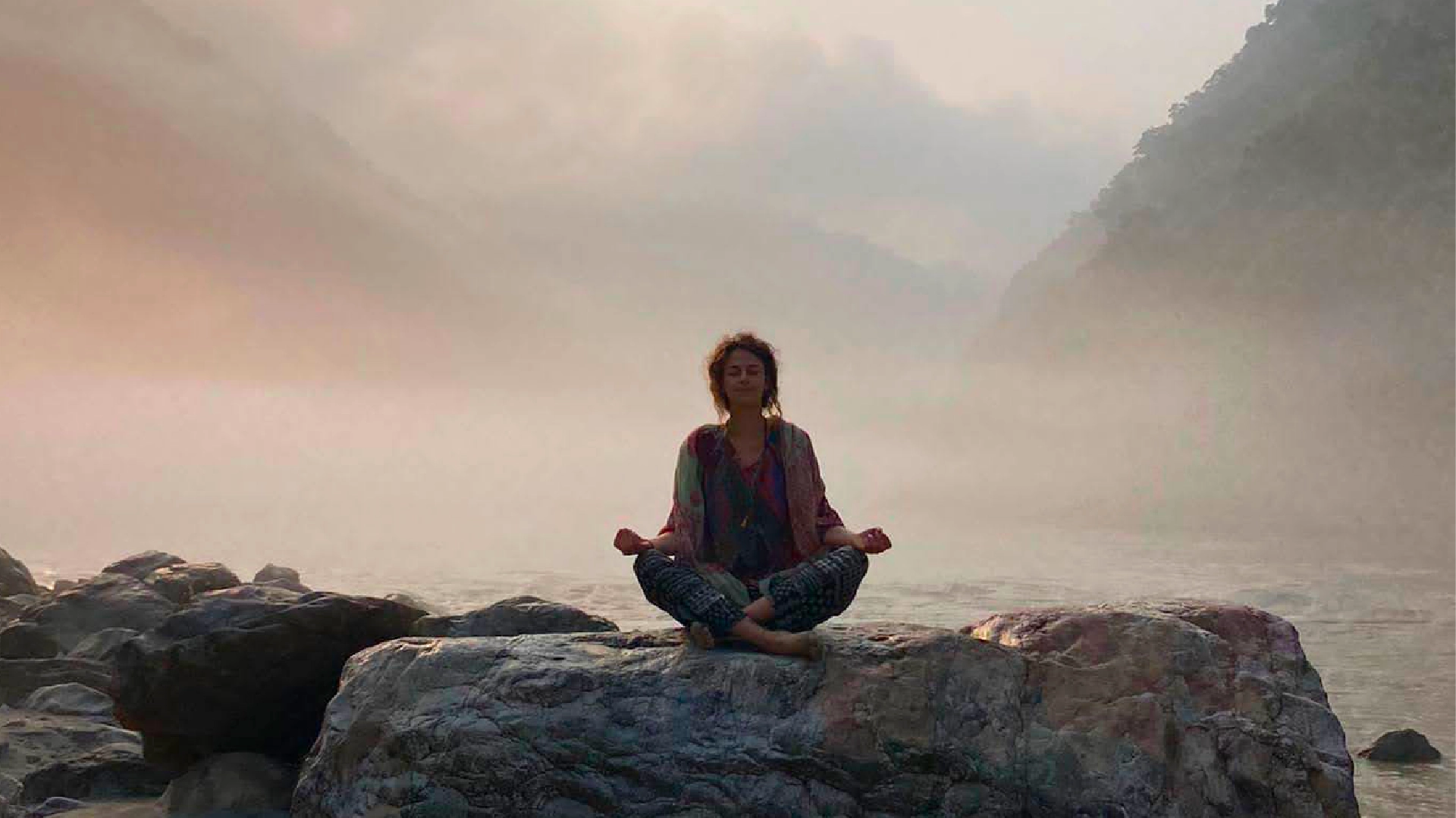 Photo-professeur-yoga-manche-nomandie-inde Photo de la professeure de yoga en posture sur un rocher en Inde pendant sa formation