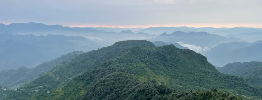 panorama d'une région de l'Inde avec forêts et montagne, photo prise par la professeure de yoga pendant sa formation