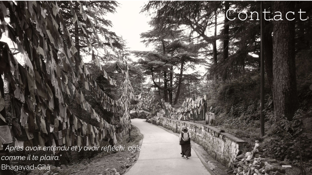 Photo d'une femme de dos à Dharamsala, à proximité du temple du Dalaï Lama