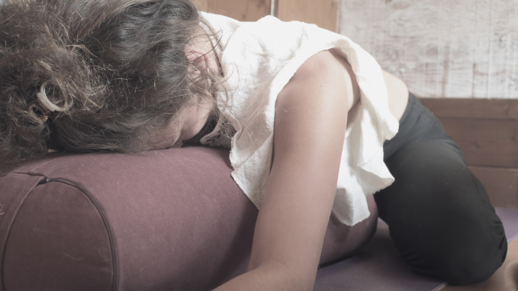 Les cours-Hatha&Yin Clémentine, professeur de Yoga dans la Manche, pratiquant une séance de Yin yoga